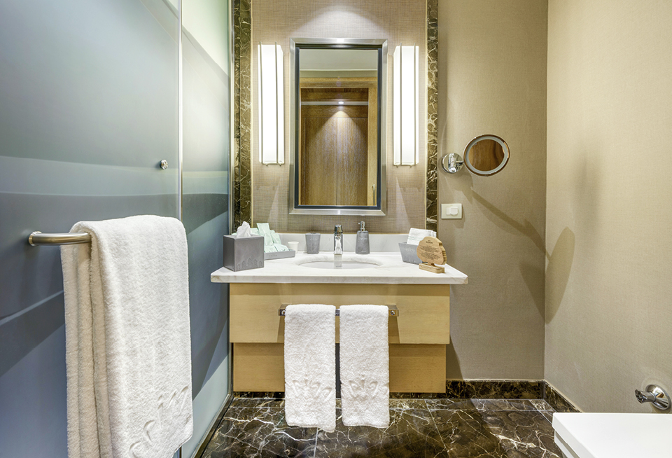 EDIT Regnumcarya Jadefamilyroom Twin Bedroom Bathroom 07.Jpg