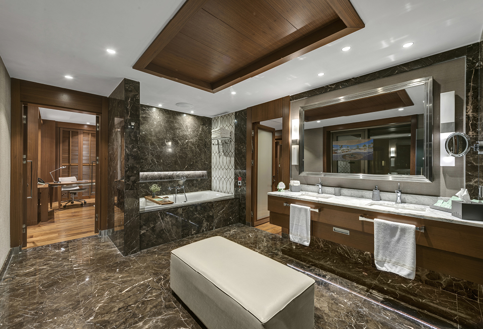 EDIT Regnumcarya Crownvilla Room2 Bathroom 04.Jpg