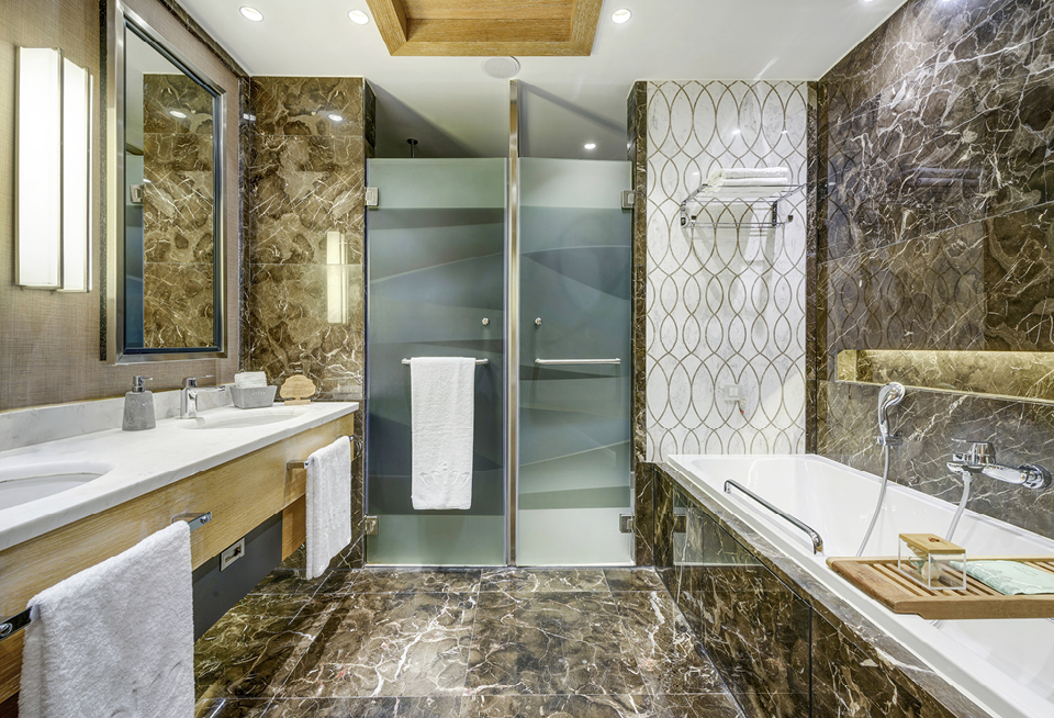 EDIT Regnumcarya Jadefamilyroom French Bedroom Bathroom 04.Jpg