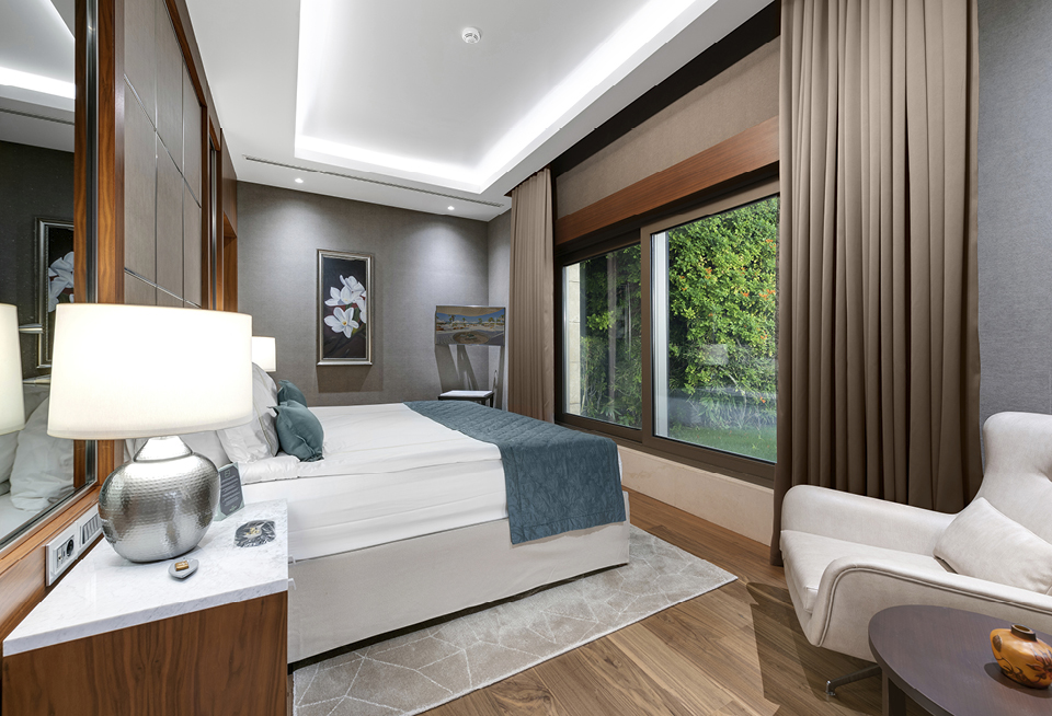 EDIT Regnumcarya Crownvilla Room6 Bedroom 01.Jpg